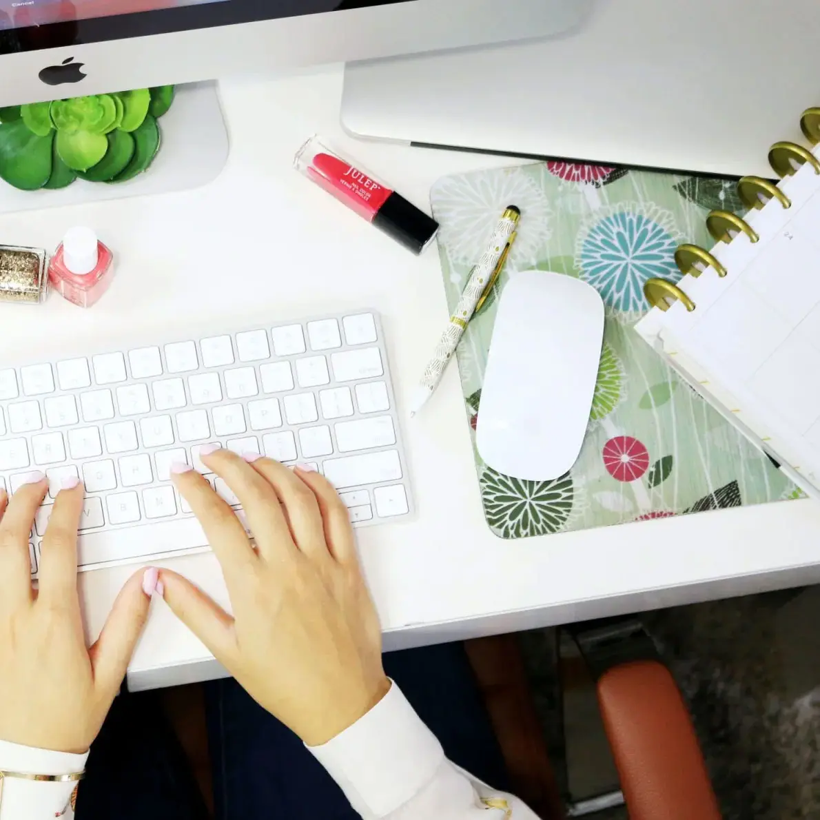 tidy-organised-desk